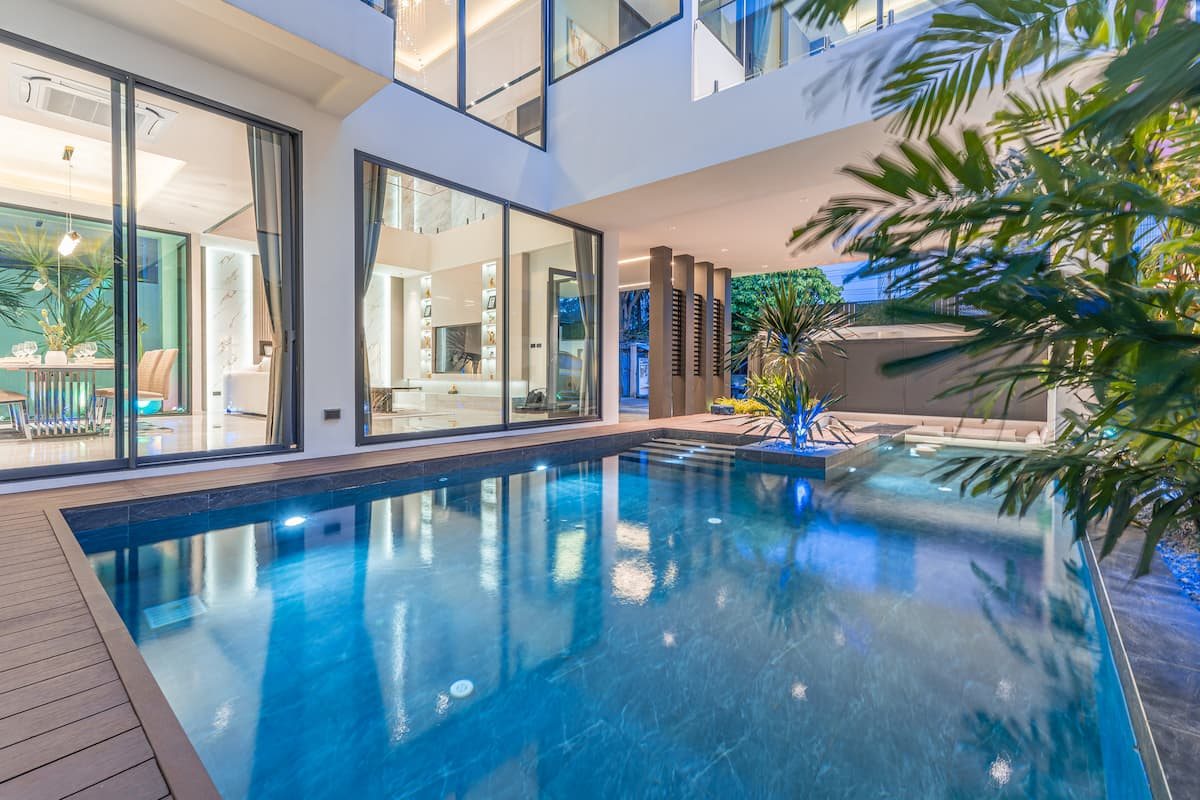 Вилла с бассейном и вечерней подсветкой в Паттайе